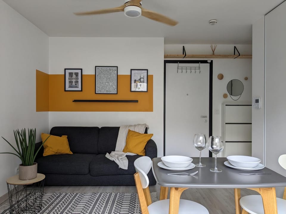 Living room, Seating area, Dining area, fireplace