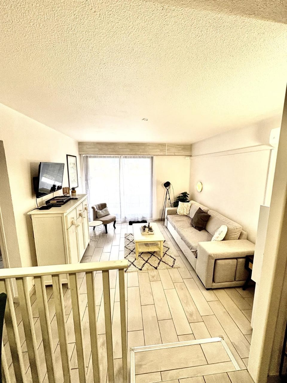 Bed, TV and multimedia, Living room