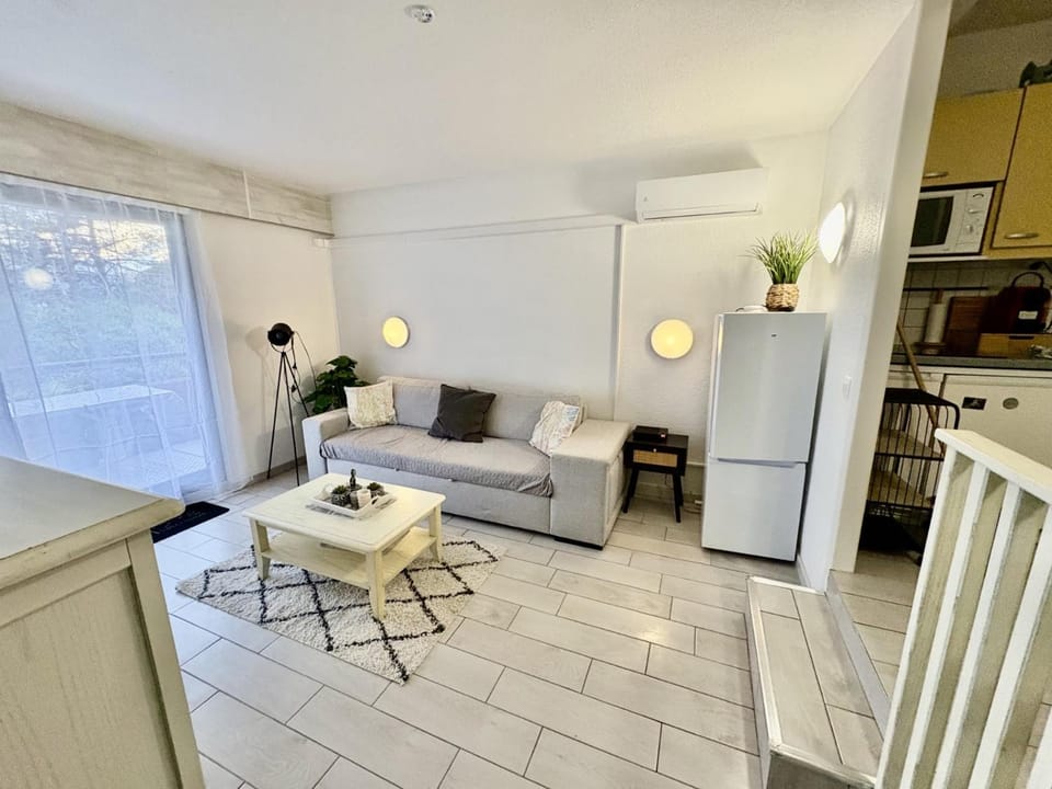 Living room, air conditioner