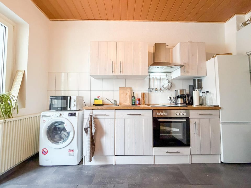 Coffee/tea facilities, Kitchen or kitchenette, dishwasher, oven, stove, toaster, washing machine, dryer