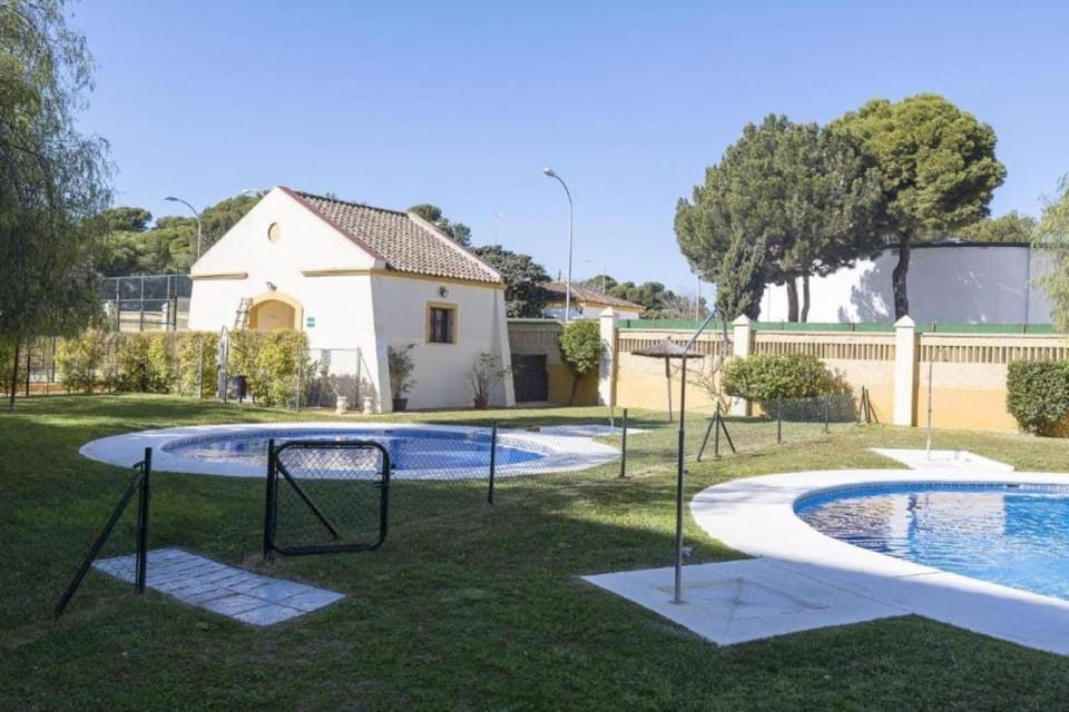 Property building, Garden, Swimming pool