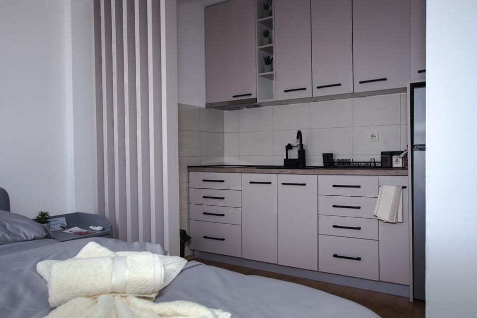 Bed, Kitchen or kitchenette, Photo of the whole room, Bedroom, towels