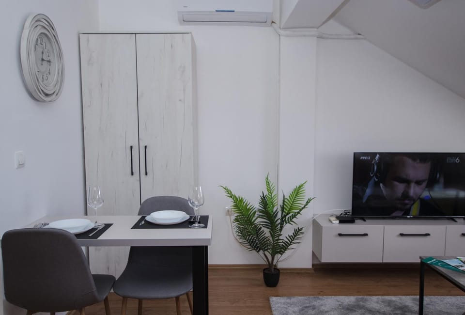 TV and multimedia, Living room, Seating area, hair dresser, air conditioner