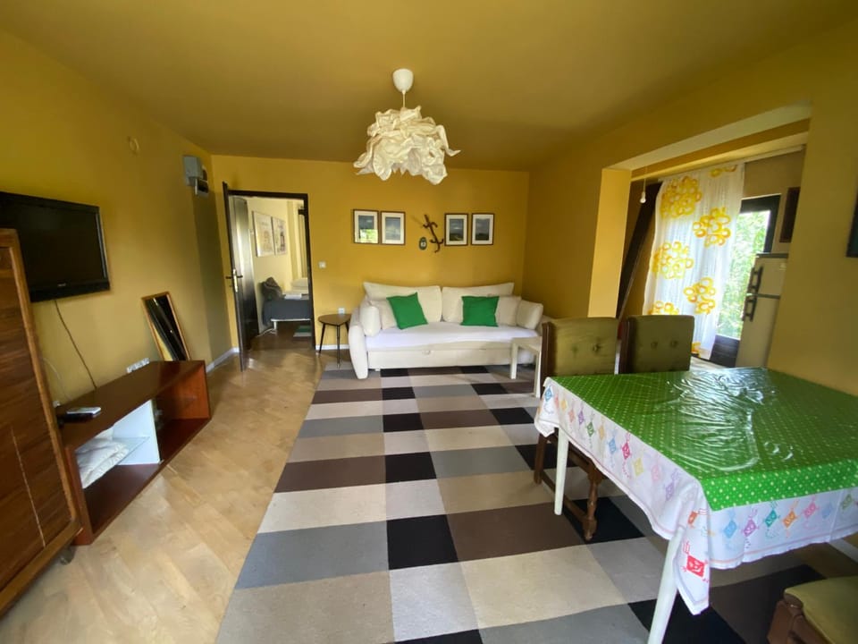 Communal lounge/ TV room, Bed, TV and multimedia, Living room, Photo of the whole room, Seating area, Dining area, Evening entertainment