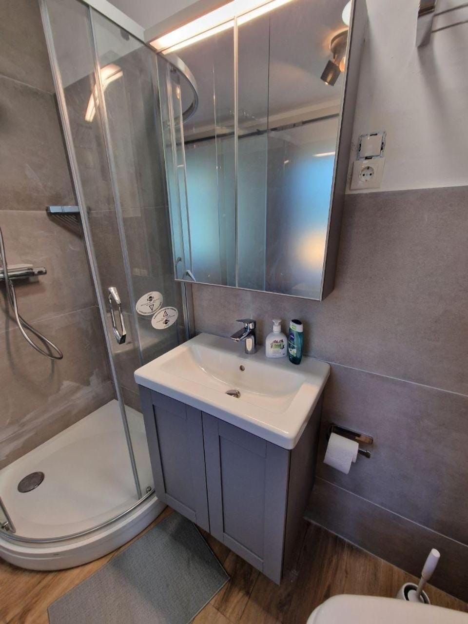 Shower, Toilet, Bathroom, towels