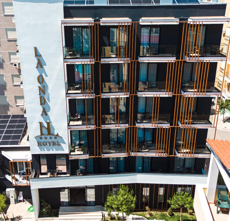 Property building, Day, Balcony/Terrace