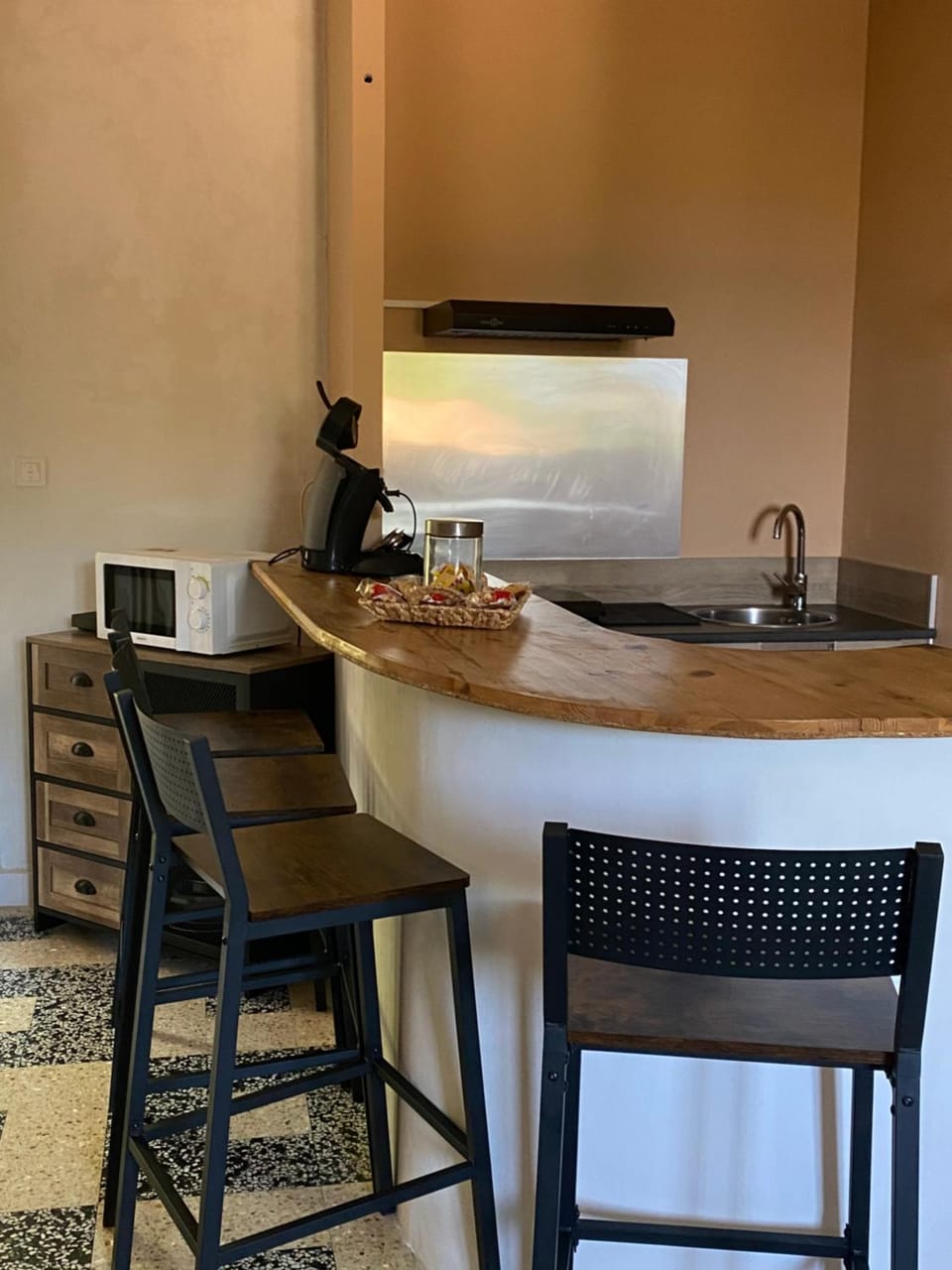 Kitchen or kitchenette, Dining area