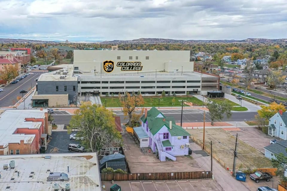 Tiger Lair Walk to CC Historic Downtown COS 4BR House in Colorado Springs