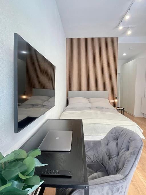 Bed, TV and multimedia, Living room, Photo of the whole room, Seating area, Bedroom, hair dresser