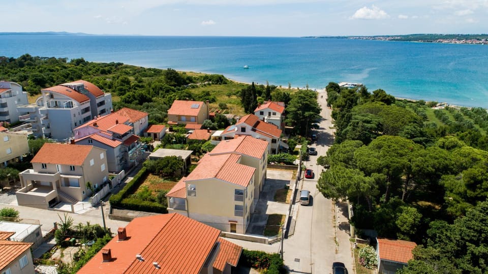 Property building, Nearby landmark, Neighbourhood, Natural landscape, Beach, Location