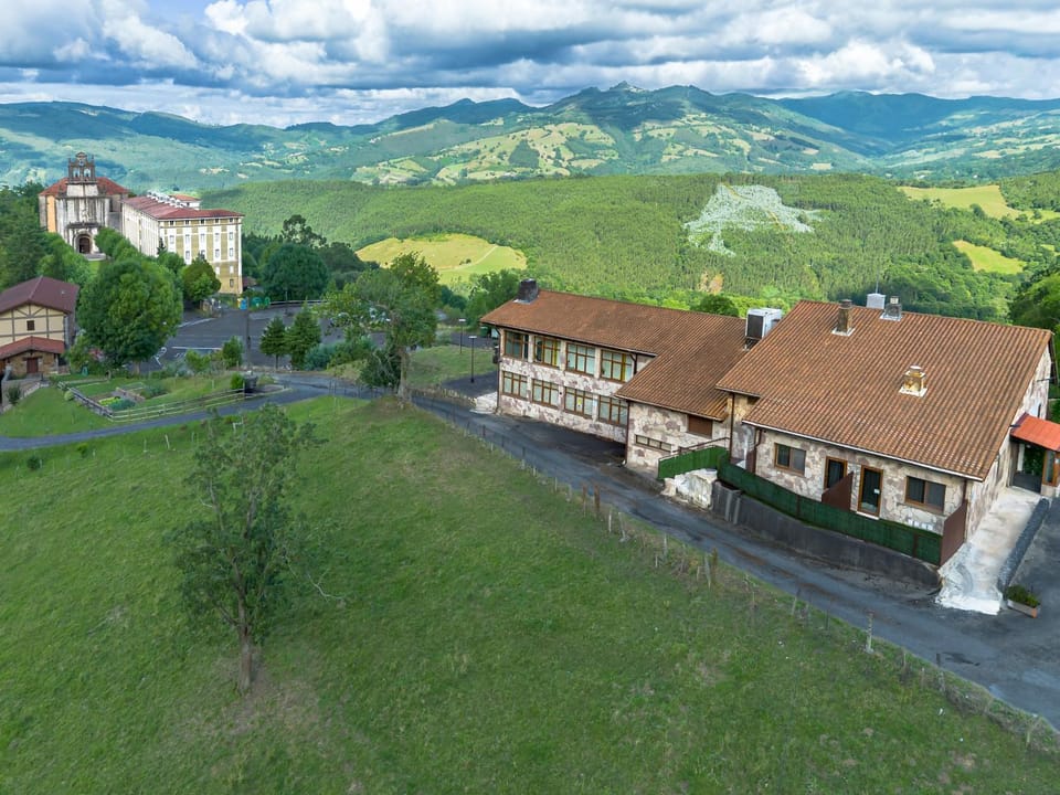 Property building, Bird's eye view, Mountain view, Parking