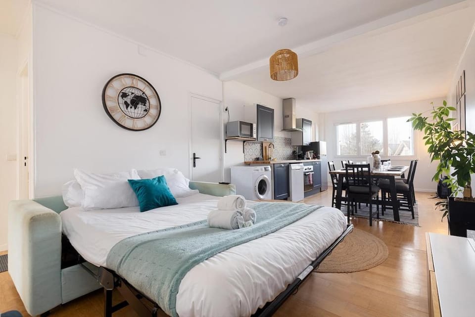 Bed, Kitchen or kitchenette, Living room, Dining area