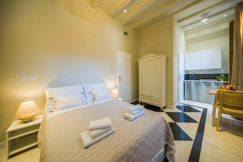 Bed, TV and multimedia, Kitchen or kitchenette, Photo of the whole room, Bedroom, towels, wardrobe