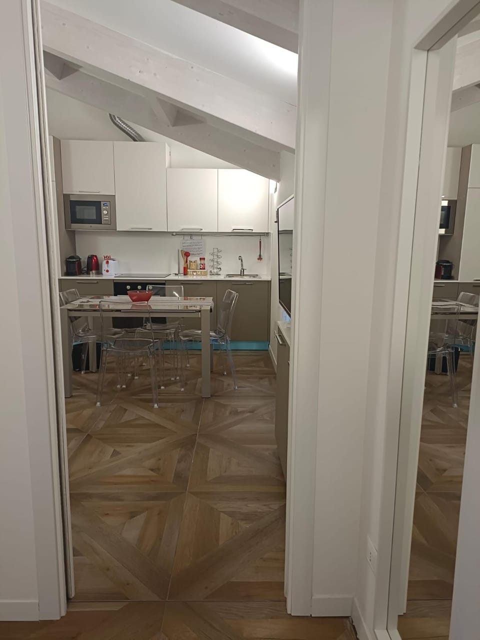 Kitchen or kitchenette, Dining area