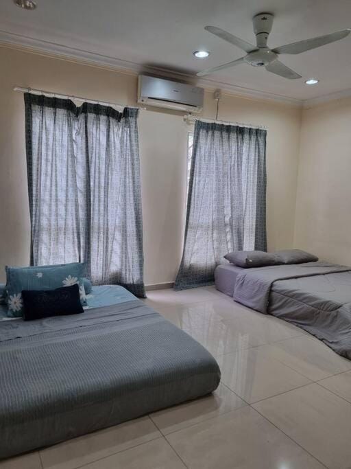 Bed, Photo of the whole room, Bedroom, fireplace, air conditioner