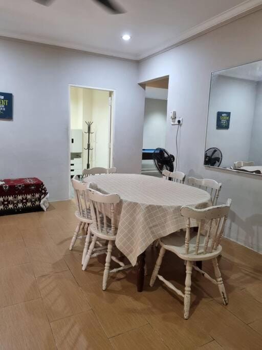 Seating area, Dining area