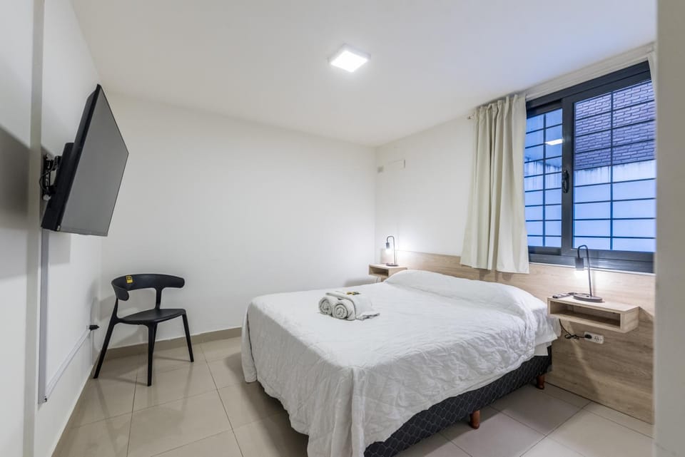 Bed, TV and multimedia, Photo of the whole room, Bedroom, towels