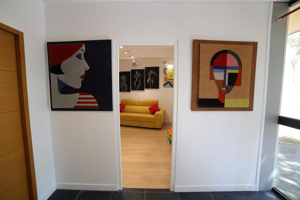 POP appART Appartement Artiste configuré en Galerie dArt à 200 m du centre ville avec Climatisation et Parking privé et securisé gratuit dans copropriété Apartment in Avignon