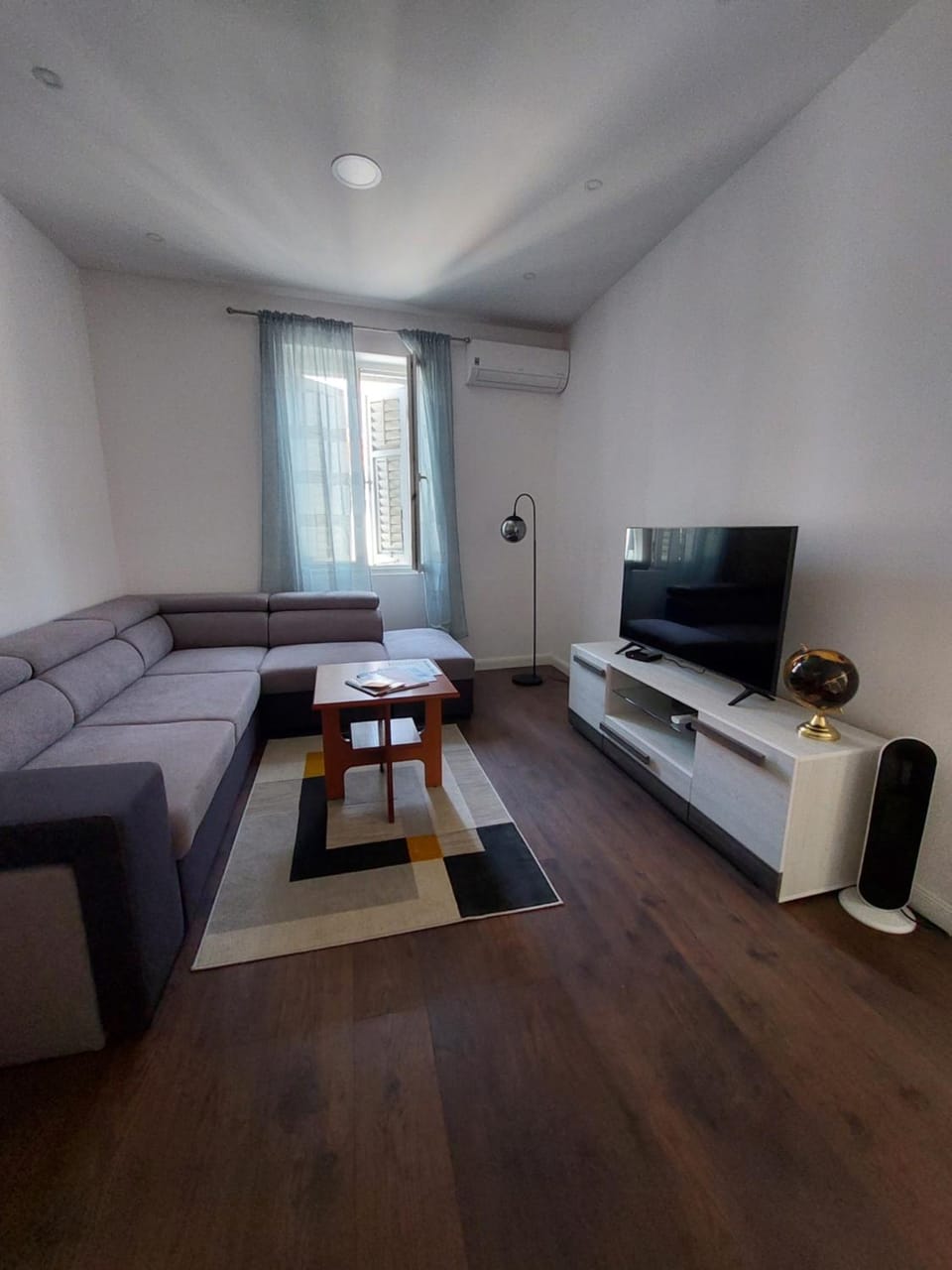 Communal lounge/ TV room, TV and multimedia, Living room, Seating area, Evening entertainment