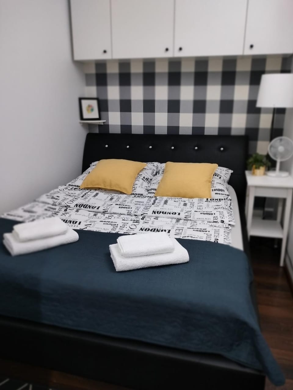 Bed, Photo of the whole room, Seating area, Bedroom, towels
