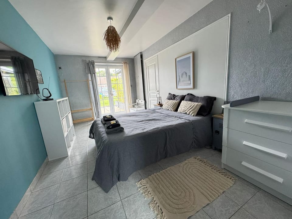 Chambre double dans villa avec piscine salle de bains privée Bed and Breakfast in Pays de la Loire