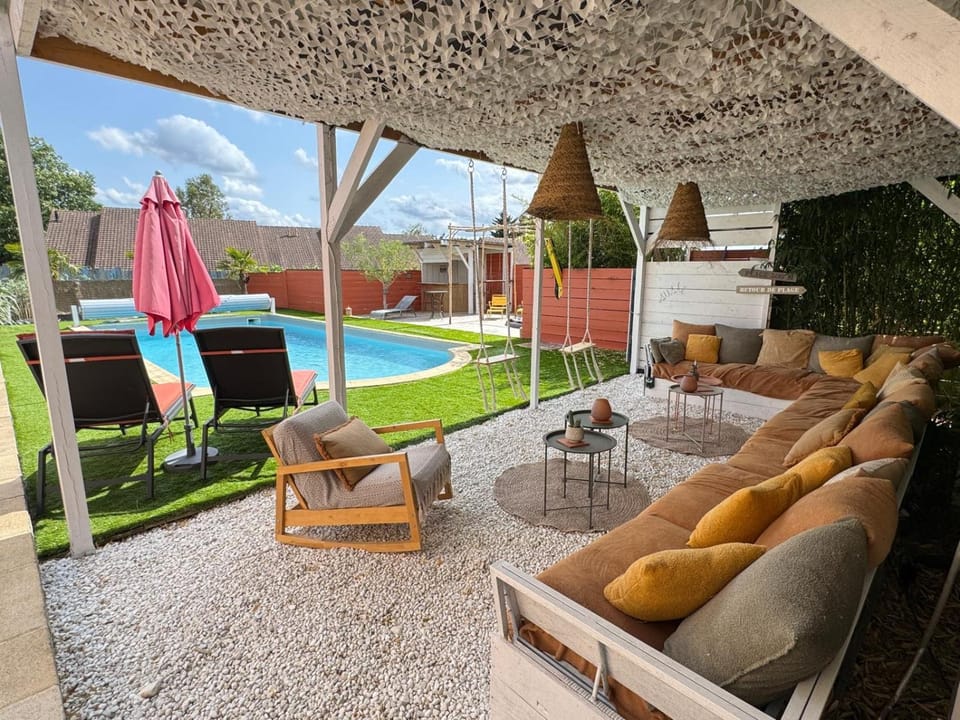 Chambre double dans villa avec piscine salle de bains privée Bed and Breakfast in Pays de la Loire