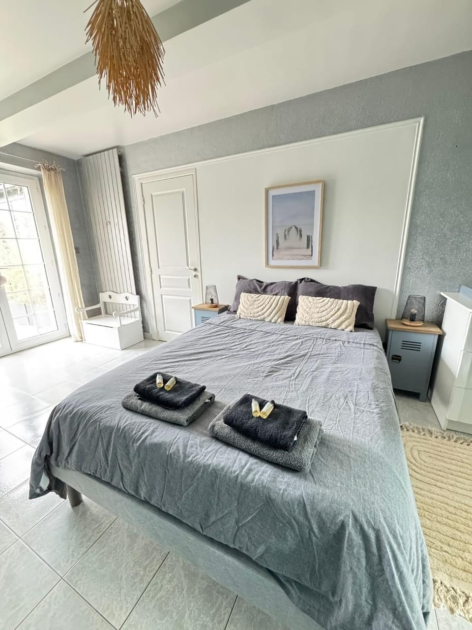Chambre double dans villa avec piscine salle de bains privée Bed and Breakfast in Pays de la Loire