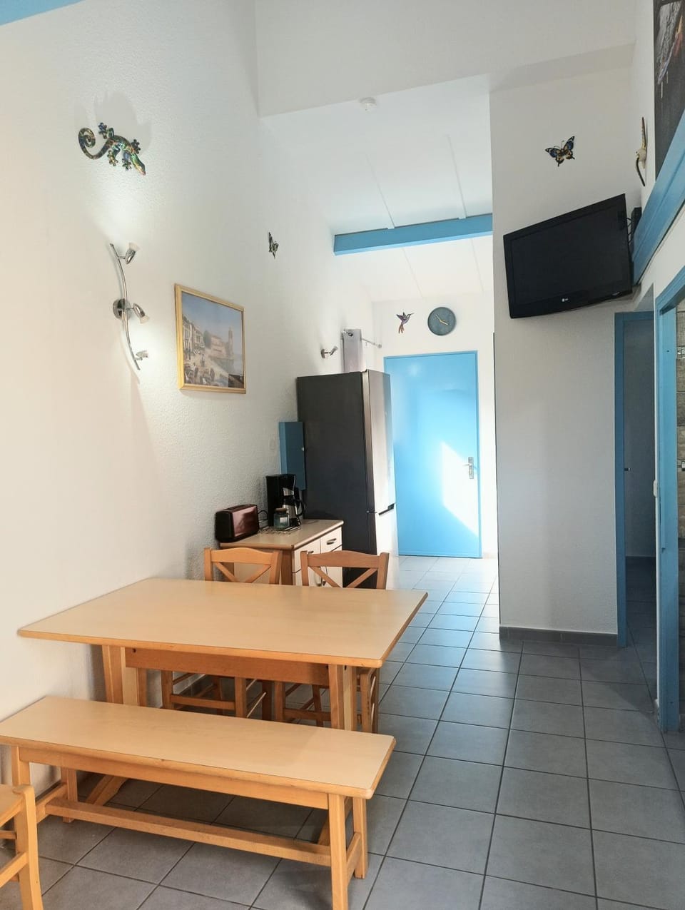 Communal lounge/ TV room, TV and multimedia, Coffee/tea facilities, Decorative detail, Dining area, storage, toaster