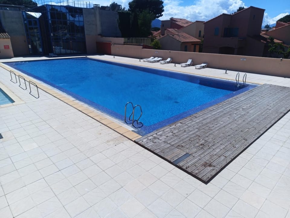 Day, Pool view, Swimming pool, sunbed