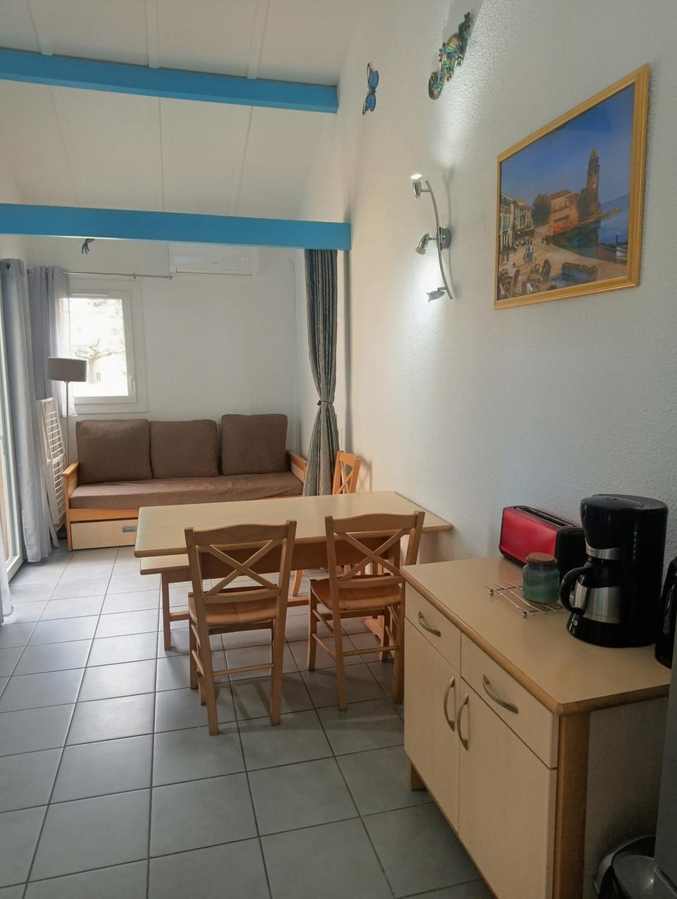 Coffee/tea facilities, Living room, Seating area, Dining area, storage, toaster, air conditioner