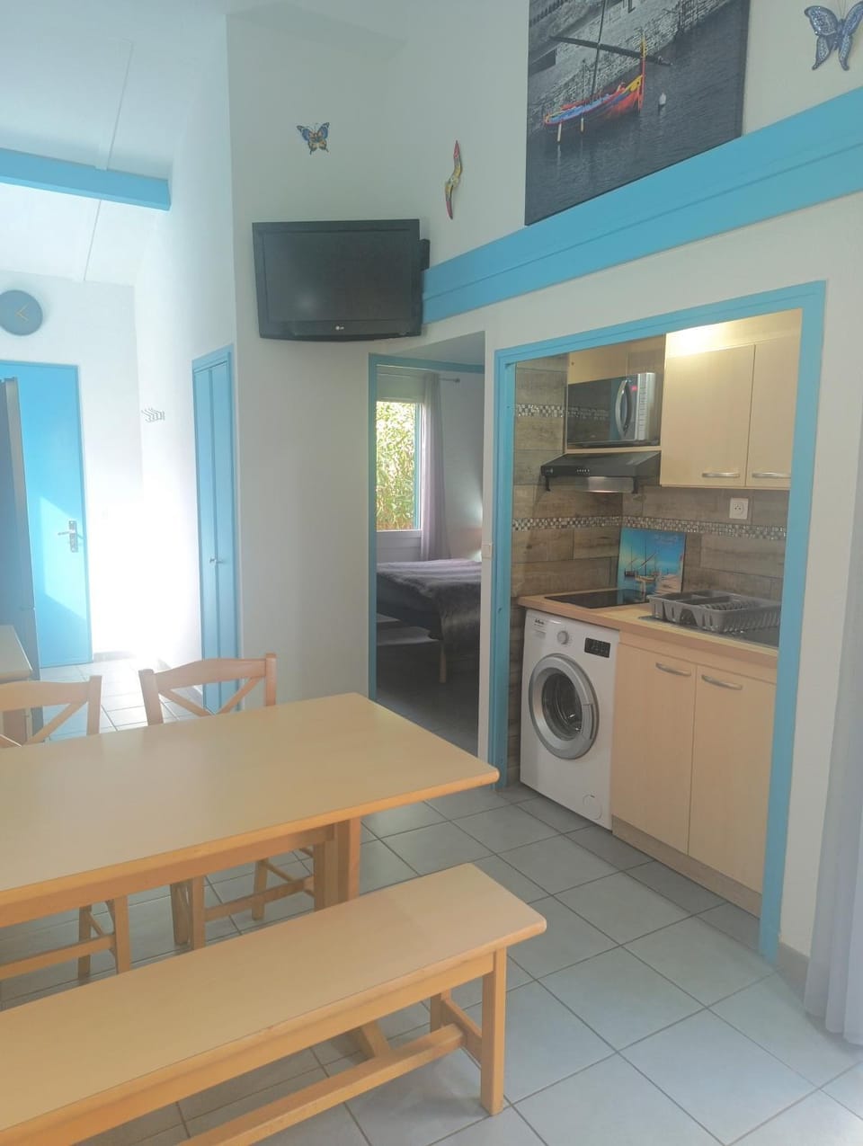 Bed, TV and multimedia, Kitchen or kitchenette, Living room, Decorative detail, Seating area, Dining area, pet friendly, stove, toaster, washing machine