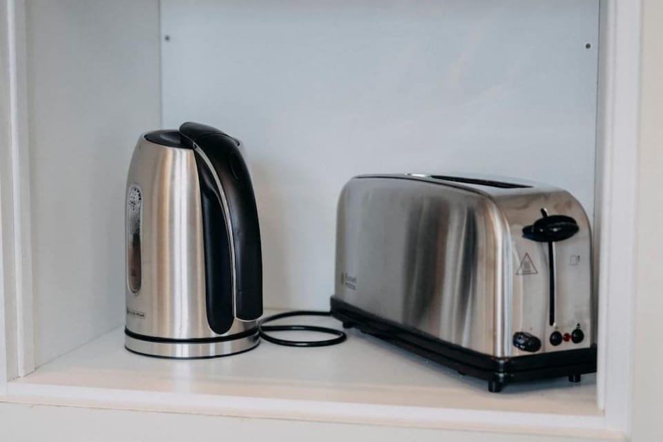 Coffee/tea facilities, toaster