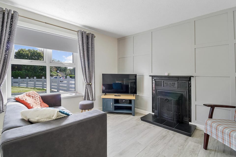 Communal lounge/ TV room, TV and multimedia, Seating area, Garden view