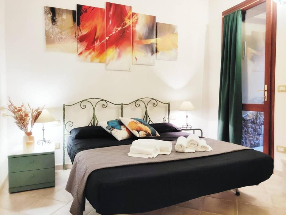 Bed, Living room, Photo of the whole room, Seating area, Bedroom, towels