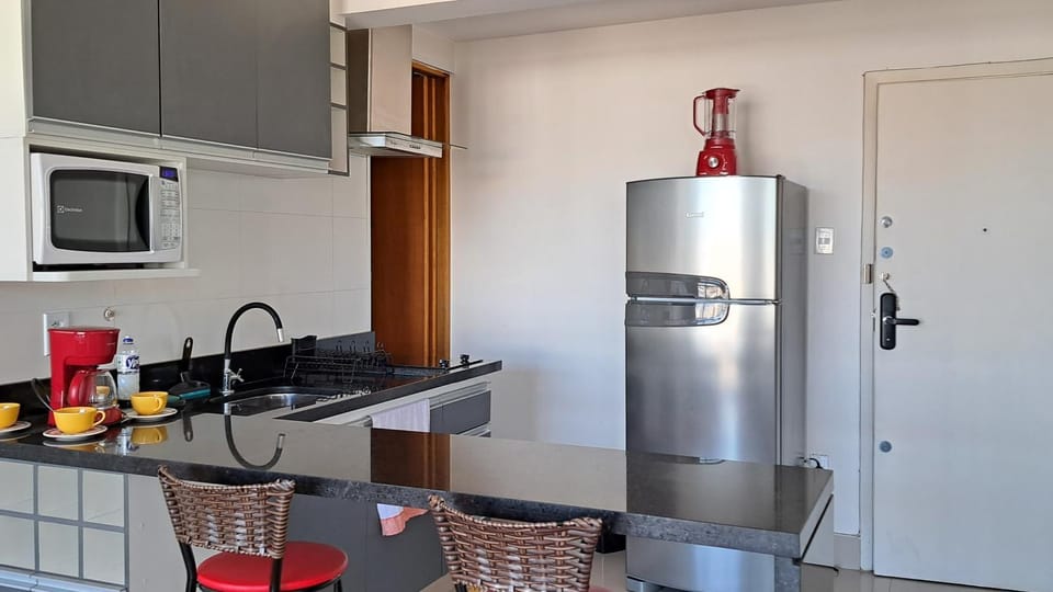 Kitchen or kitchenette, Dining area, minibar, stove
