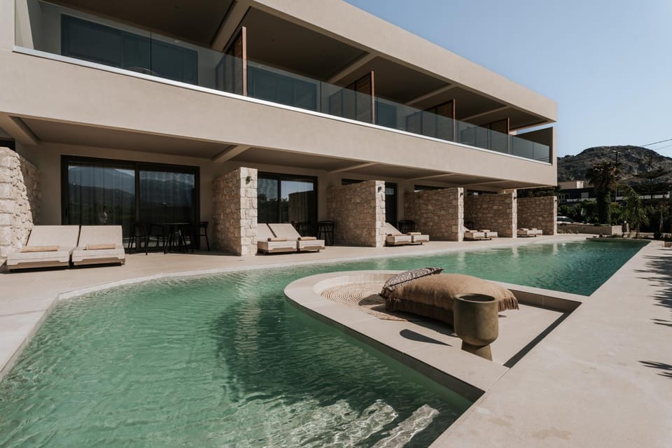 Property building, Patio, Day, Pool view, Swimming pool, Swimming pool, sunbed