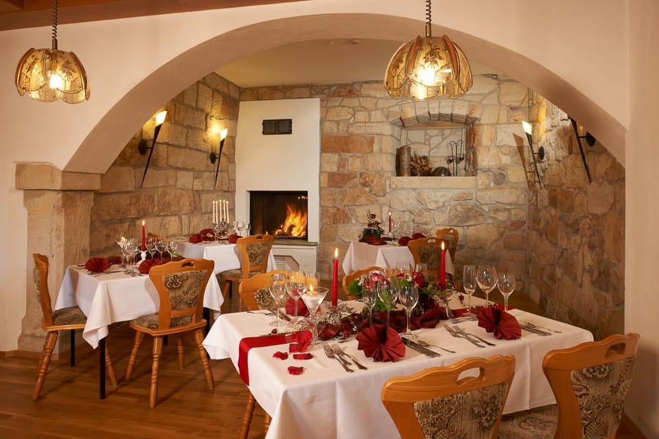 Restaurant/places to eat, Banquet/Function facilities