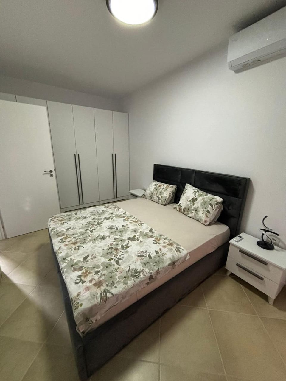 Bed, Photo of the whole room, Bedroom, wardrobe, air conditioner