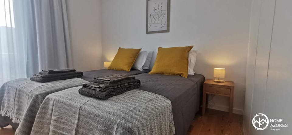Bed, Bedroom, towels