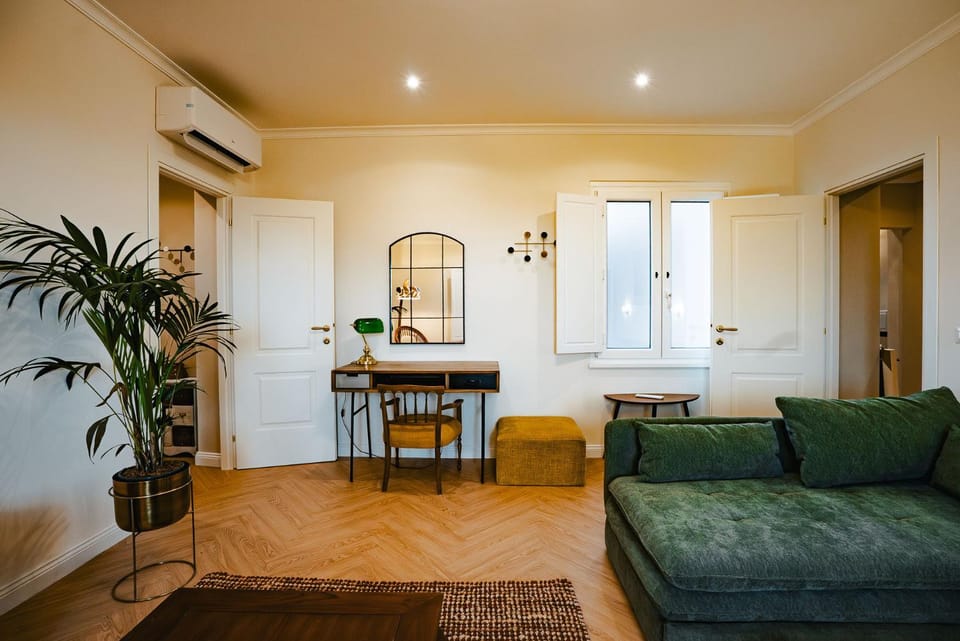 TV and multimedia, Living room, Seating area, air conditioner