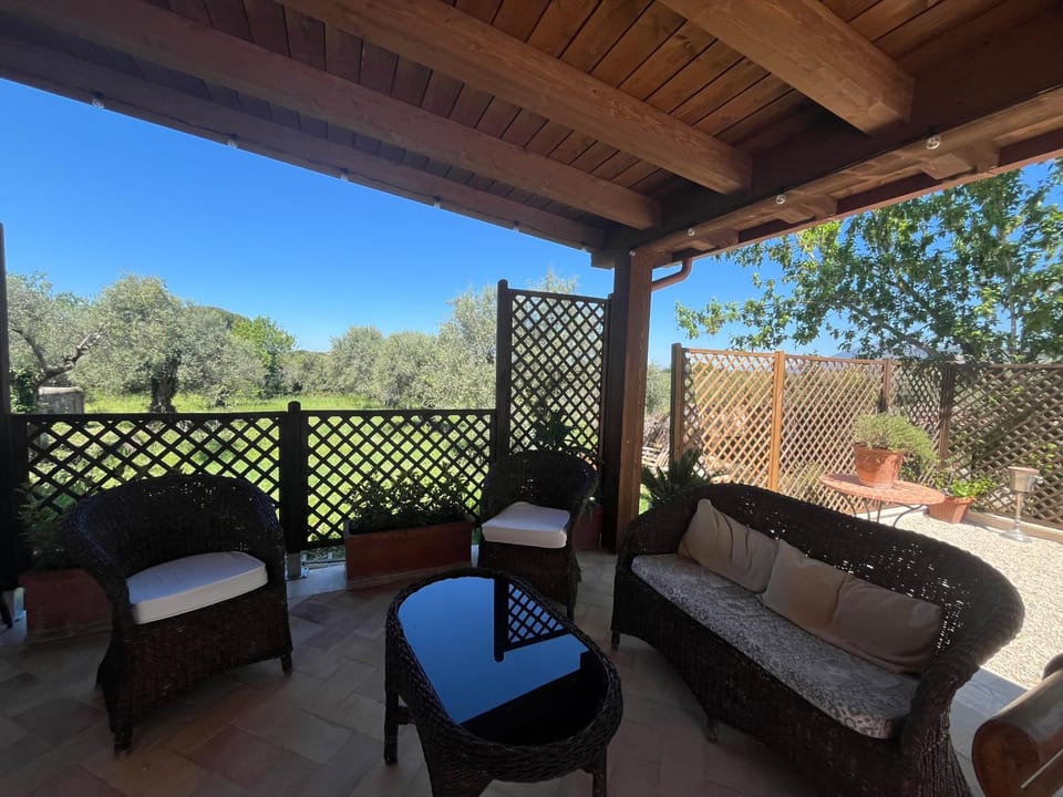 Patio, Spring, Day, BBQ facilities, Garden, View (from property/room), Balcony/Terrace, Living room, Dining area, Garden view, Mountain view, Area and facilities, Entertainment, group of guests, Family, sunbed