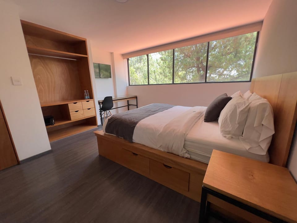 Shower, Toilet, Bed, TV and multimedia