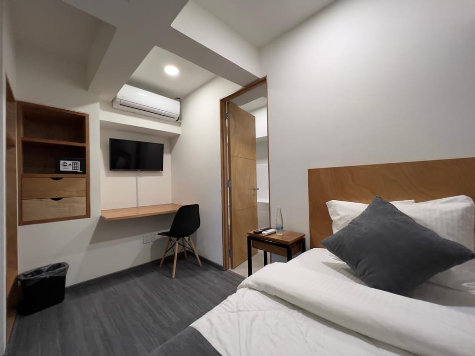 Shower, Toilet, Bed, TV and multimedia