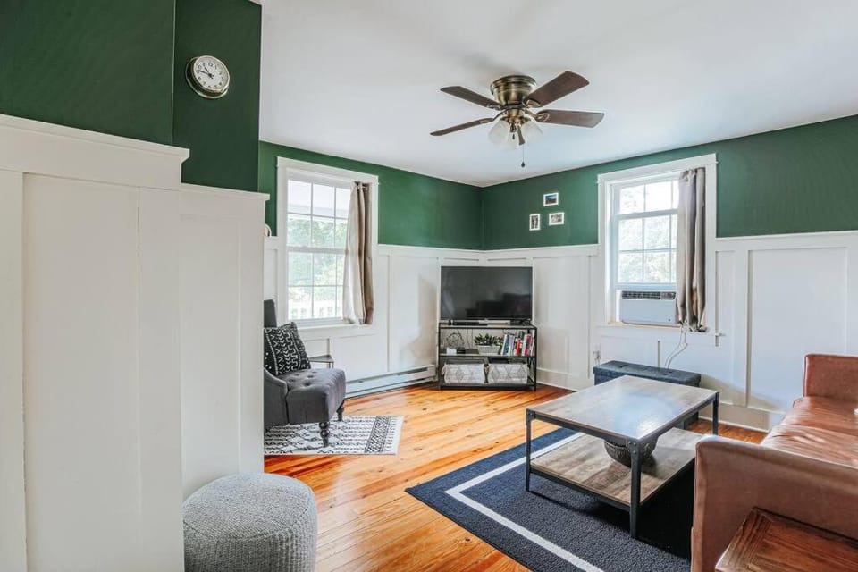 TV and multimedia, Living room, Photo of the whole room, Seating area, Evening entertainment, fireplace