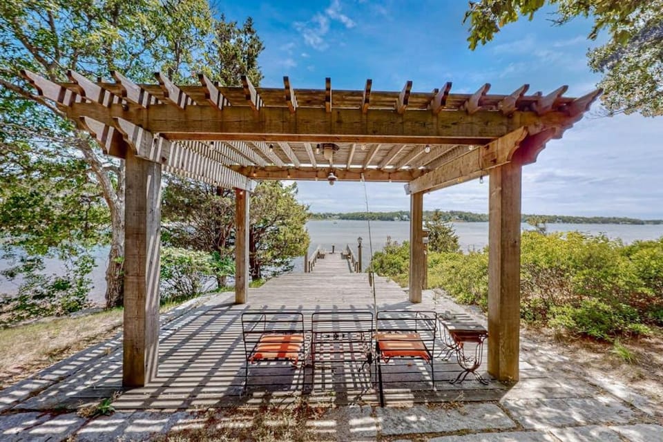 Capeview Estate House in Buzzards Bay