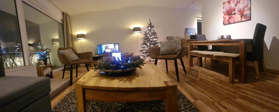 Communal lounge/ TV room, TV and multimedia, Living room, Dining area