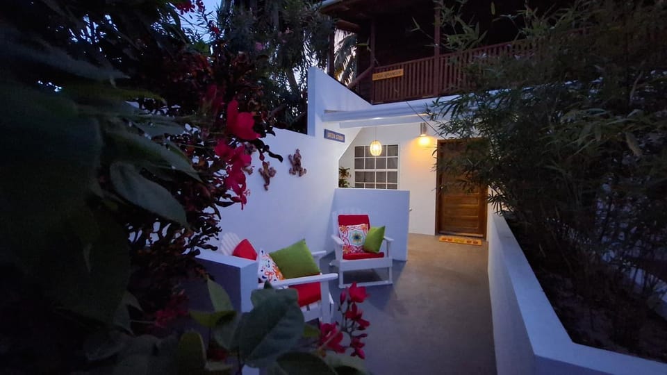 Amanda's Place Yellow Studio - Pool and Tropical garden Apartment in Belize District