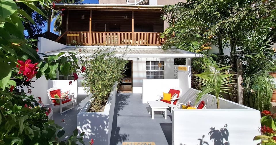 Amanda's Place Yellow Studio - Pool and Tropical garden Apartment in Belize District