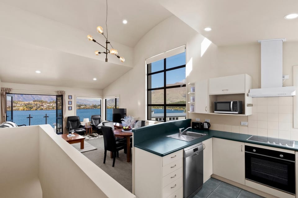 Kitchen or kitchenette, Dining area, dishwasher, oven