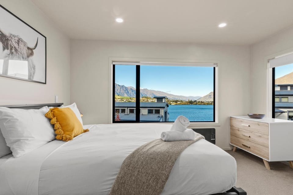 Bed, Natural landscape, Photo of the whole room, Bedroom, Lake view, Mountain view